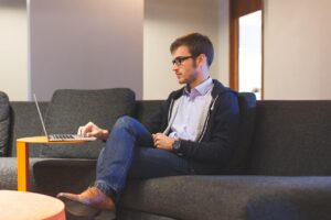 就活での企業口コミは本当に役立つ？