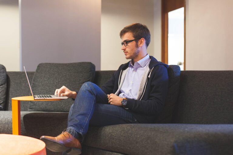 就活での企業口コミは本当に役立つ？